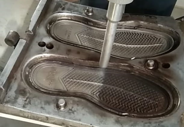 Shoe mold industrial cleaning with dry ice
